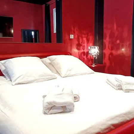 The Red - Room, Balnéo&sauna Privés Appartement