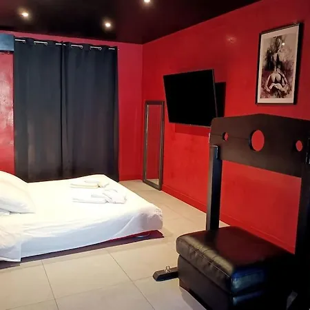 The Red - Room, Balneo & Sauna Prives Apartment *