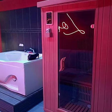 Apartment The Red - Room, Balneo & Sauna Prives *