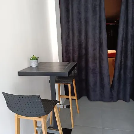 The Red - Room, Balneo & Sauna Prives Apartment