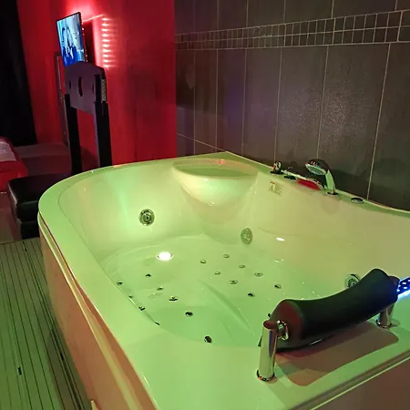 The Red - Room, Balneo & Sauna Prives Apartment