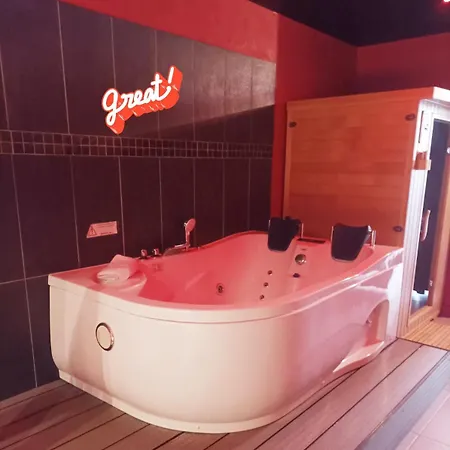 Apartment The Red - Room, Balneo & Sauna Prives *
